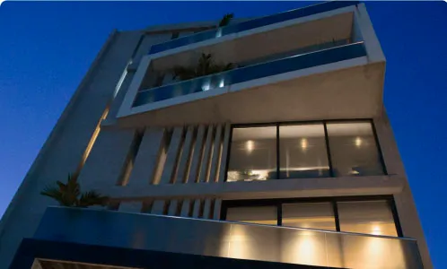 Smile transformation with All-on-4 dental implants at A1 Smile Design Clinic in Mexico, highlighting the initial stage of the procedure.